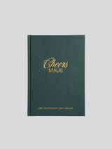 Vorderansicht des Cocktailbuchs „Cheers Maus“ mit dunkelgrünem Leineneinband, goldgeprägtem Titel und dem Untertitel „Das Cocktailbuch zum Podcast“ auf hellem Grund.