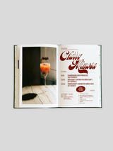 Geöffnetes Cocktailbuch „Cheers Maus“ zeigt das Rezept für eine „Cherry Mimosa“. Links ein stimmungsvolles Ganzseitenfoto des Drinks in einer Sektflöte, rechts das übersichtliche Rezept mit Zutatenliste und Zubereitungsschritten in modernem Grafikdesign.