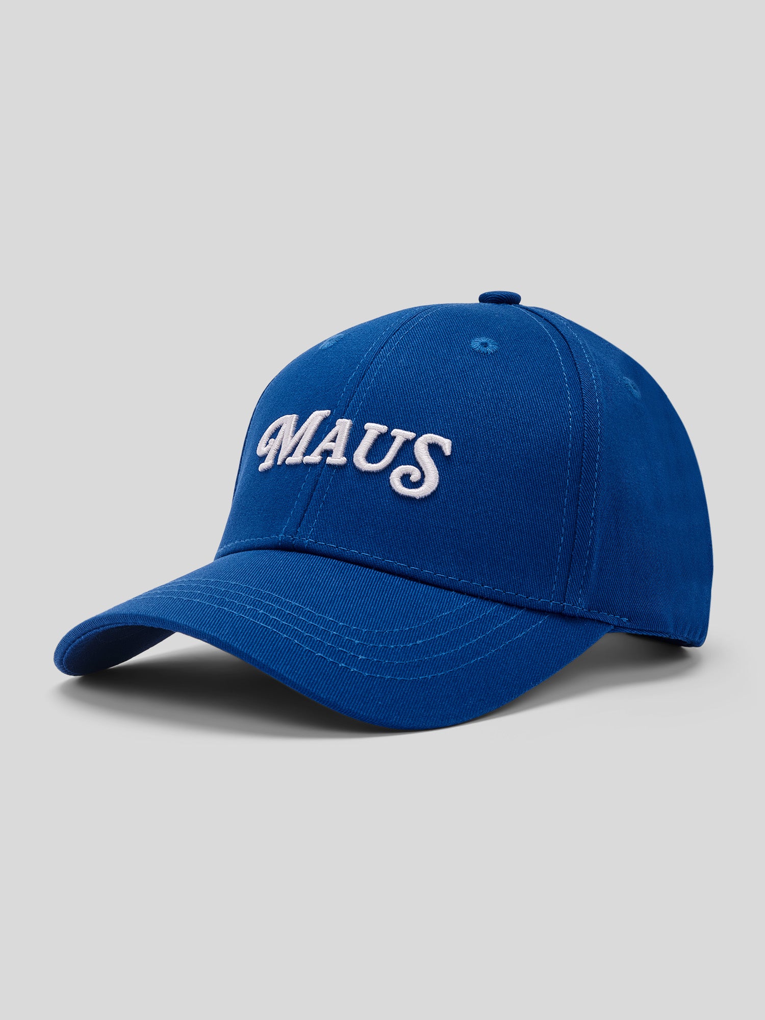 Blaue Baseballcap mit weißer Stickerei „MAUS“ auf der Vorderseite, seitliche Frontansicht.