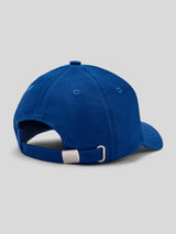 Rückansicht der blauen Baseballcap mit verstellbarem Metallverschluss.