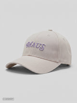 Off-White Cap aus Baumwoll-Twill mit gebogenem Schirm und tonalen Ziernähten. Auf der Vorderseite befindet sich ein gestickter „MAUS“-Schriftzug in Helllila.