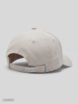 Rückansicht einer Off-White Cap aus Baumwoll-Twill mit verstellbarem Stoffriemen und Metallschließe. Auf der Metallschließe befindet sich eine dezente „Kaulitz Hills“-Prägung.