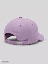 Rückansicht einer fliederfarbenen Cap aus Baumwoll-Twill mit verstellbarem Stoffriemen und Metallschließe. Auf der Metallschließe befindet sich eine dezente „Kaulitz Hills“-Prägung.