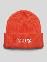 Orangefarbene Strickmütze mit weißer Stickerei „MAUS“ auf dem umgeschlagenen Bund.