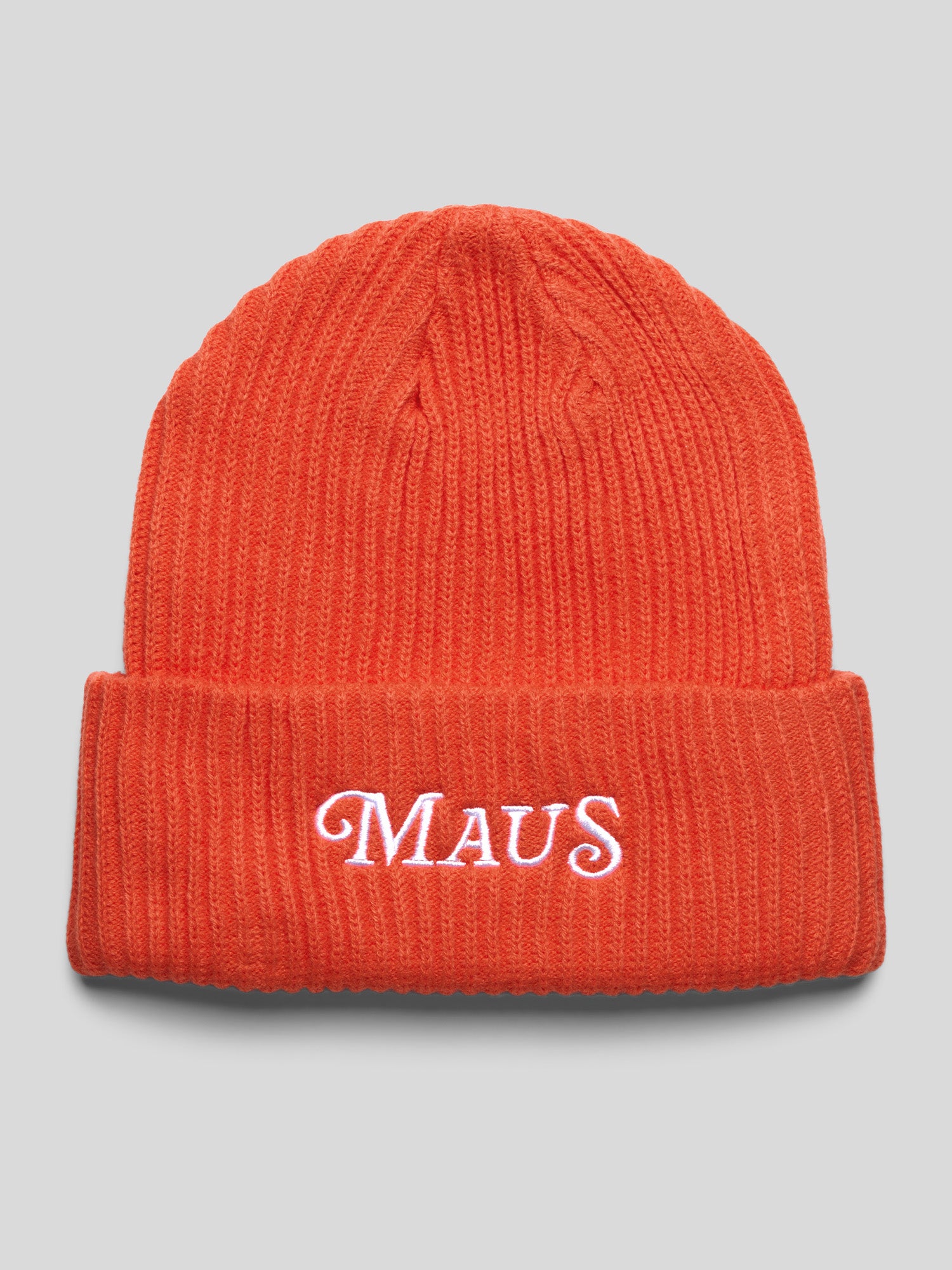 Orangefarbene Strickmütze mit weißer Stickerei „MAUS“ auf dem umgeschlagenen Bund.