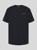 Schwarzes T-Shirt mit kleinem weißen Schriftzug „MAUS“ auf der Brust, schlichtes Design von vorne.