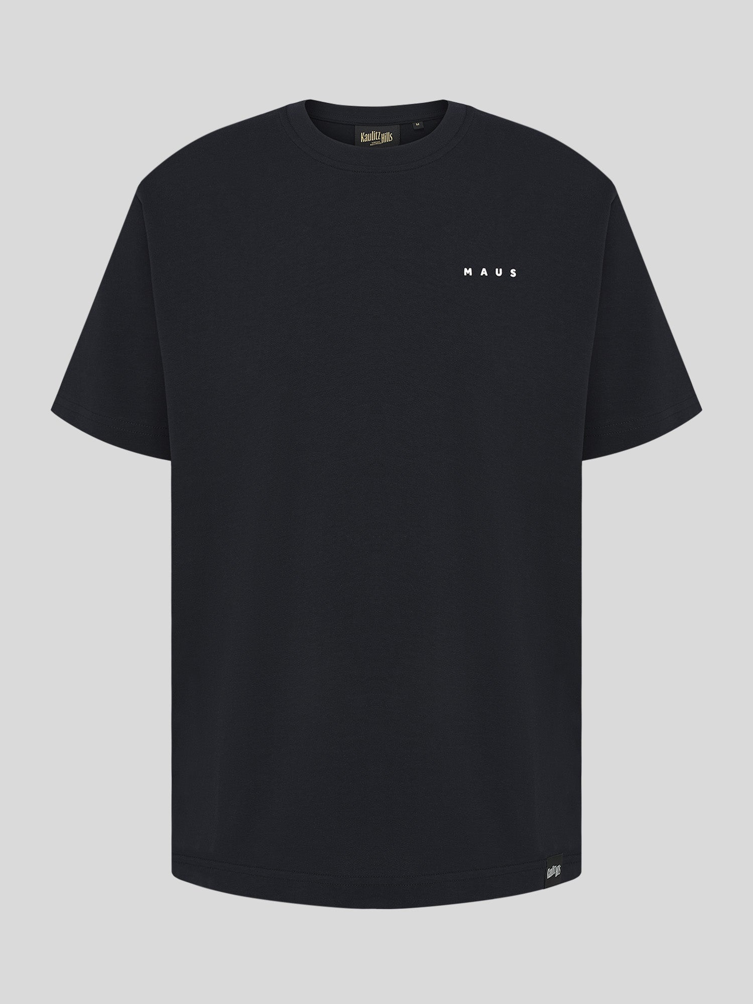 Schwarzes T-Shirt mit kleinem weißen Schriftzug „MAUS“ auf der Brust, schlichtes Design von vorne.