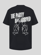 Schwarzes T-Shirt mit großem weißen Print „THE PARTY HAS ARRIVED“ und zwei gezeichneten Mäusen mit Ballons auf dem Rücken.
