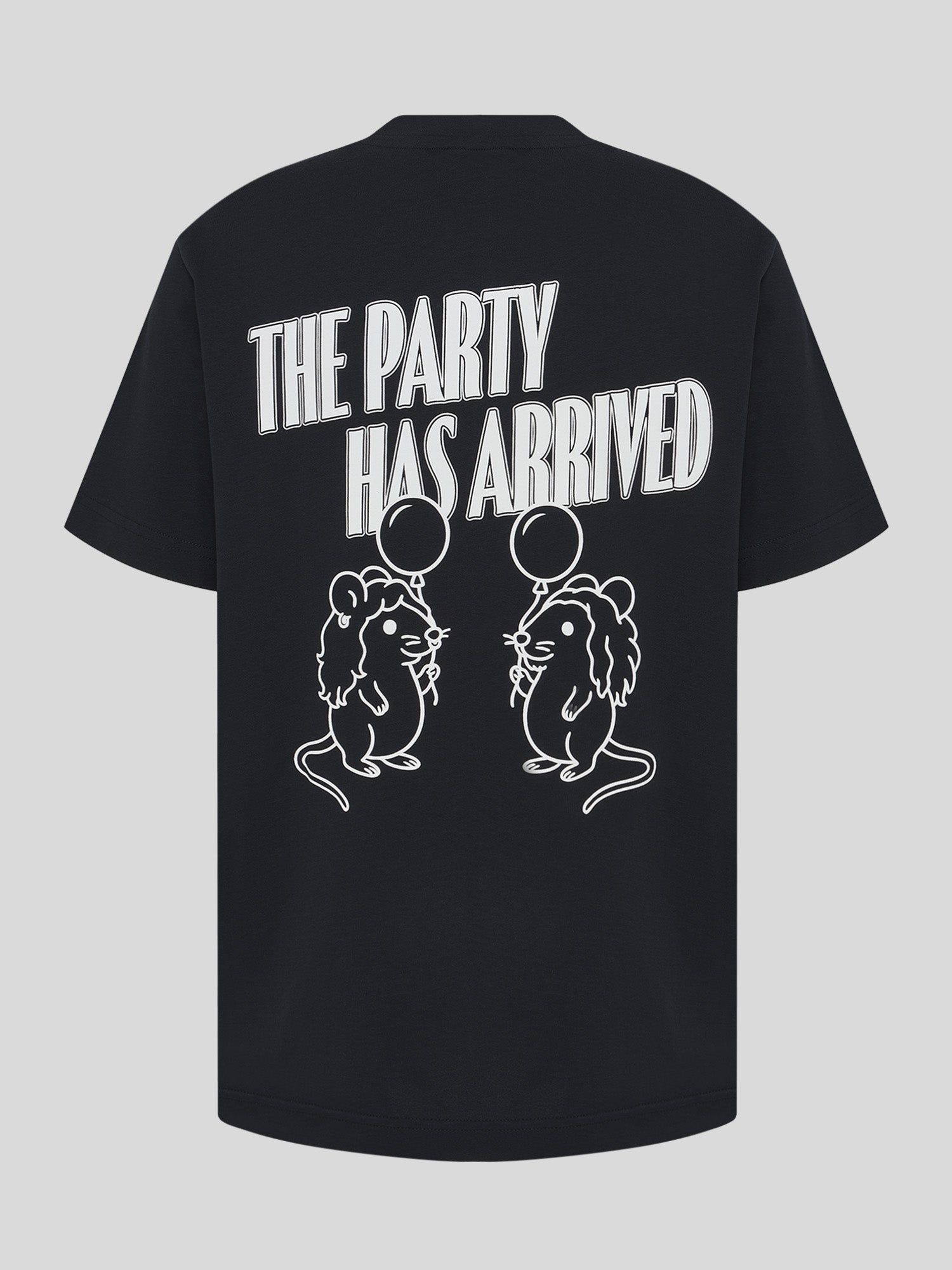 Schwarzes T-Shirt mit großem weißen Print „THE PARTY HAS ARRIVED“ und zwei gezeichneten Mäusen mit Ballons auf dem Rücken.
