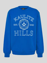 Blauer Kaulitz Hills Sweatshirt mit großem weißen Frontprint/Stick „KAULITZ HILLS EST. 2021“ und Rundlogo mit Weinflasche und Gläsern.