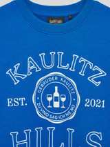 Nahaufnahme des Frontprints/Stick auf blauem Kaulitz Hills Sweatshirt mit Logo „Gebrüder Kaulitz – Zu Vino sag ich nie No“.