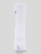 Rückseite der weißen Socke mit kleinem blauem Schriftzug „HILLS“ an der Ferse.