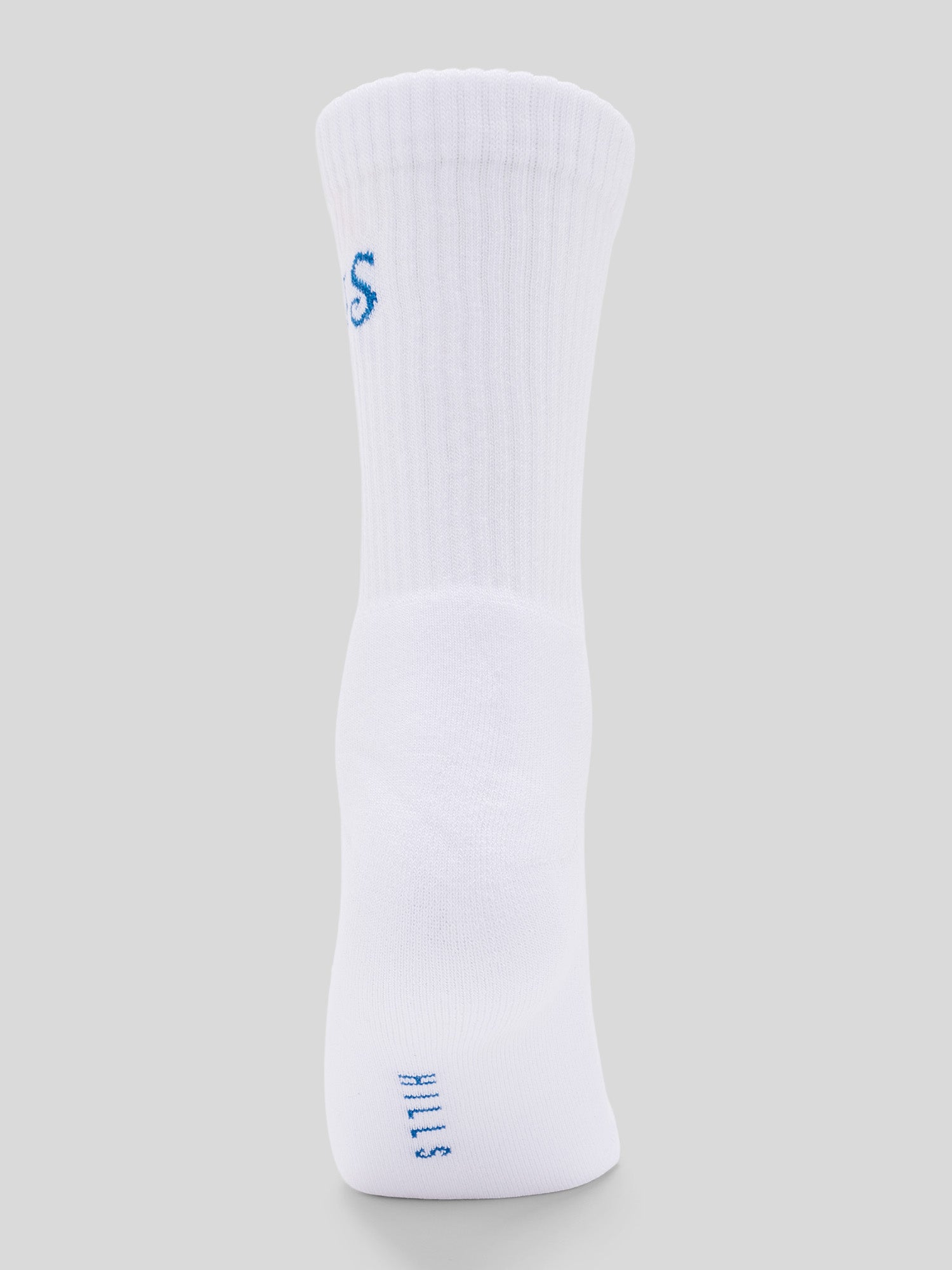 Rückseite der weißen Socke mit kleinem blauem Schriftzug „HILLS“ an der Ferse.