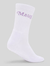 Schrägansicht weißer gerippter Kaulitz Hills Socken mit lilafarbenem „MAUS“-Schriftzug am Schaft.