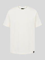 Weißes T-Shirt mit schlichtem Design und kleinem schwarzen Label „Kaulitz Hills“ am unteren Bund.