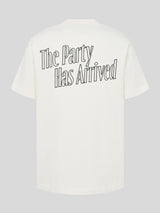 Weißes T-Shirt mit großem schwarzen Schriftzug „The Party Has Arrived“ auf dem Rücken.