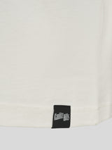 Nahaufnahme des schwarzen „Kaulitz Hills“-Labels am Bund des weißen T-Shirts.