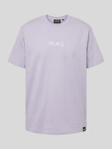 Vorderansicht eines oversized Kaulitz Hills T-Shirts in Helllila mit weißer „MAUS“-Stickerei auf der Brust