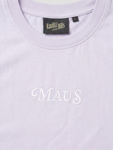 Detailaufnahme eines helllila Kaulitz Hills T-Shirts mit weißer „MAUS“-Stickerei auf der Brust und schwarzem Kaulitz Hills Label am Rundhalsausschnitt.