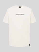Vorderansicht eines oversized Kaulitz Hills T-Shirts in Cremeweiß mit schwarzem Statement-Print auf der Brust.