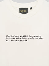 Detailaufnahme eines cremeweißen Kaulitz Hills T-Shirts mit schwarzem Statement-Print „Also ich habe wirklich jetzt gesagt, ich gucke keine E-Mails mehr an, also maximal 1x die Woche…“ auf der Brust.